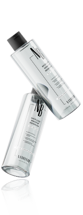 Kaks läbipaistvat pudelit meigieemaldusvahendit